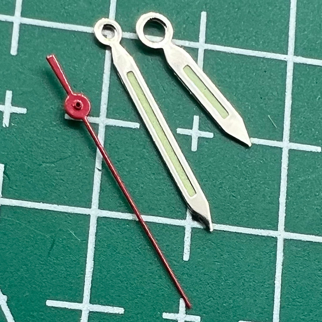 Aiguille de seconde main avec garniture argentée et luminescente verte et rouge pour montres Miyota 2035, 2115, 2105 et 2305