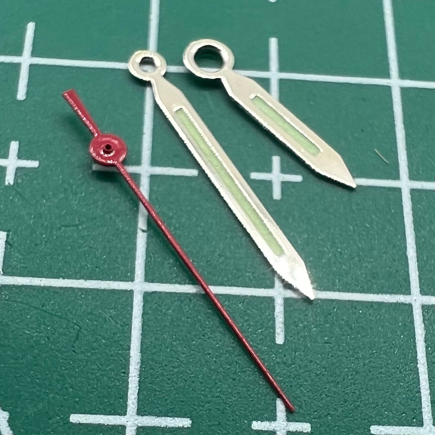 Aiguille de seconde main avec garniture argentée et luminescente verte et rouge pour montres Miyota 2035, 2115, 2105 et 2305