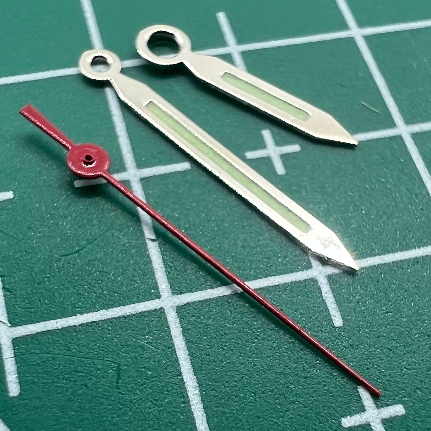 Aiguille de seconde main avec garniture argentée et luminescente verte et rouge pour montres Miyota 2035, 2115, 2105 et 2305