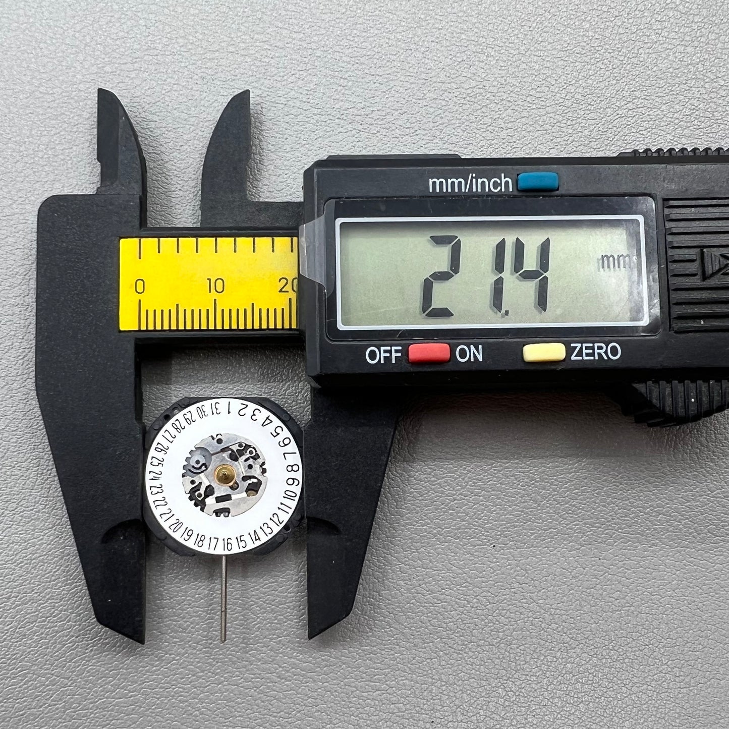 Orient Japan HT711 quartz watch accessory with 3 hands and date display at 6 o?clock, sleek design.