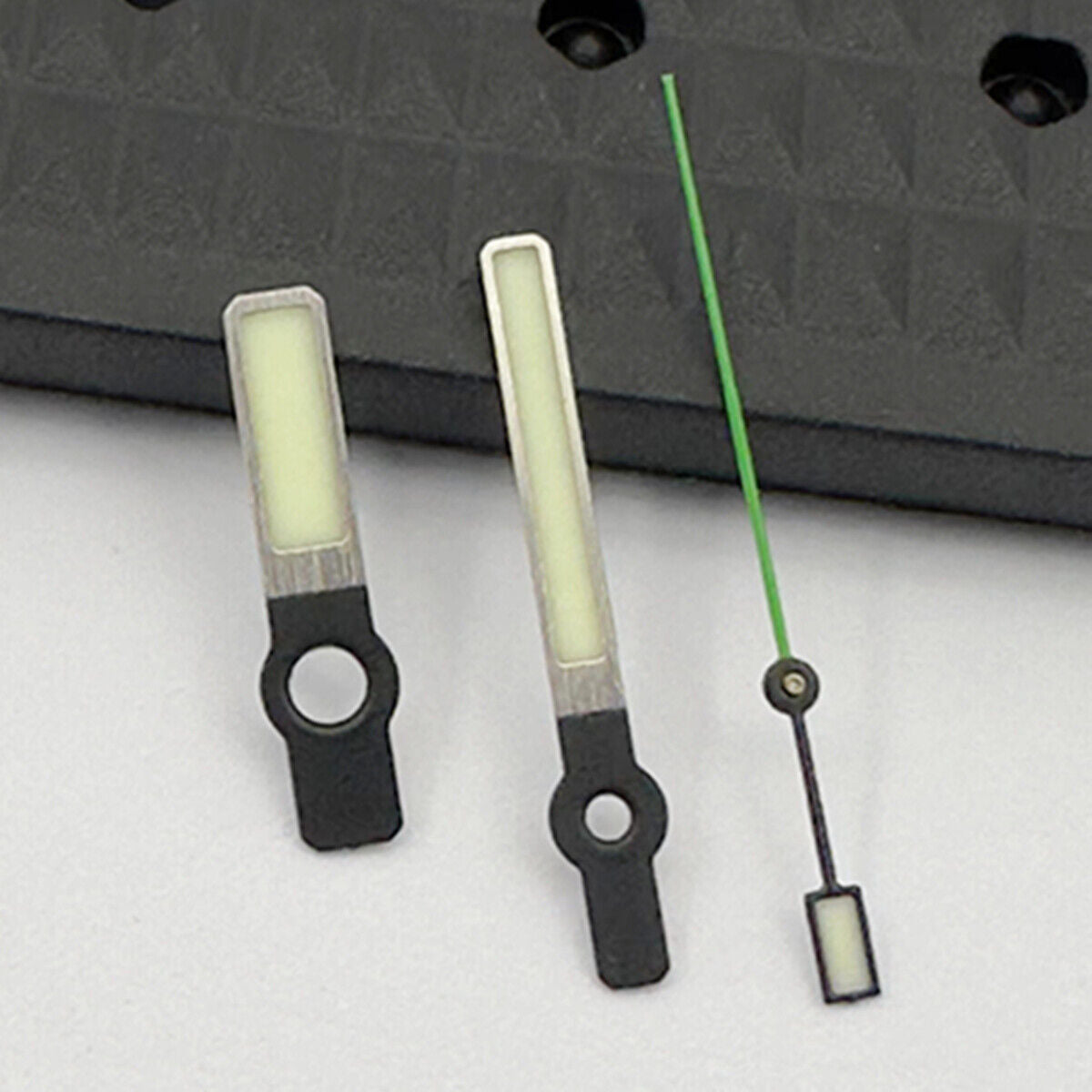 Aiguilles de seconde main vertes avec garniture argentée et luminescentes vertes pour montres NH35/36/4R SKX007