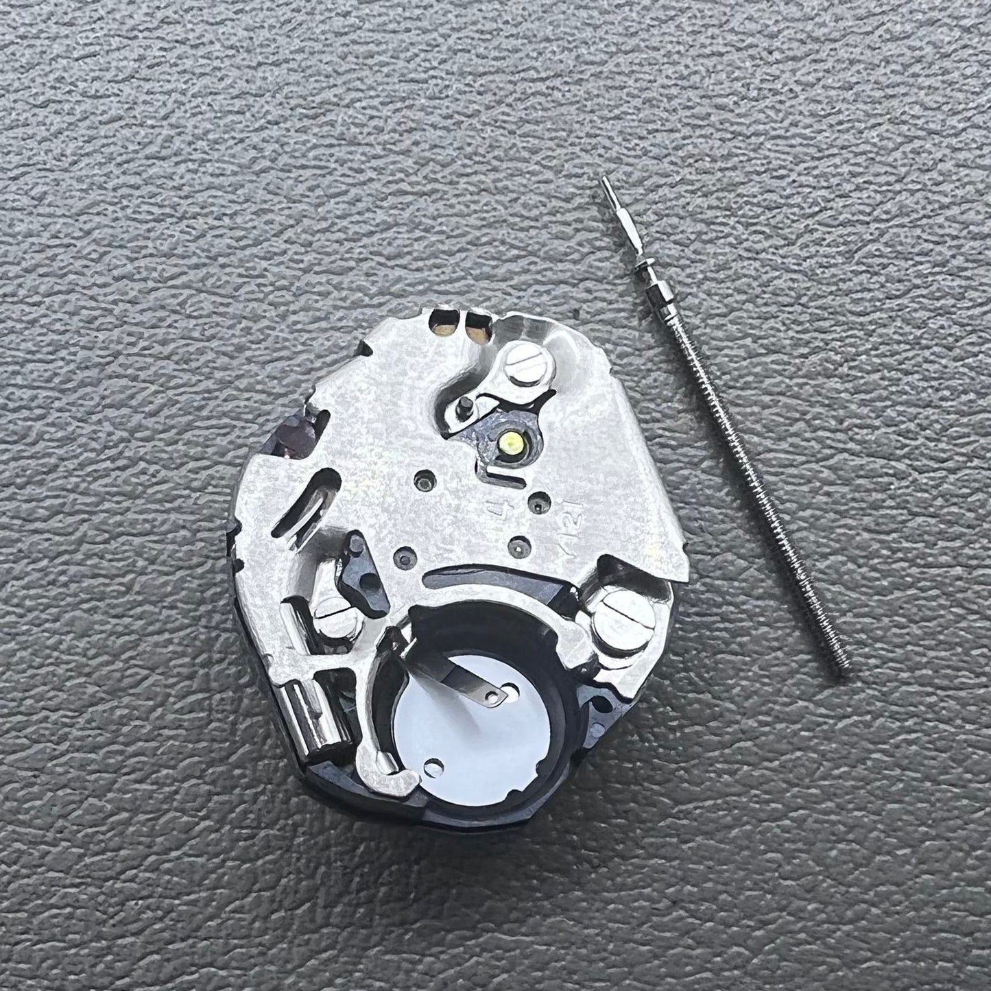 Japan Hattori Epson TMI Y121E quartz watch movement for precise timekeeping in wristwatches.