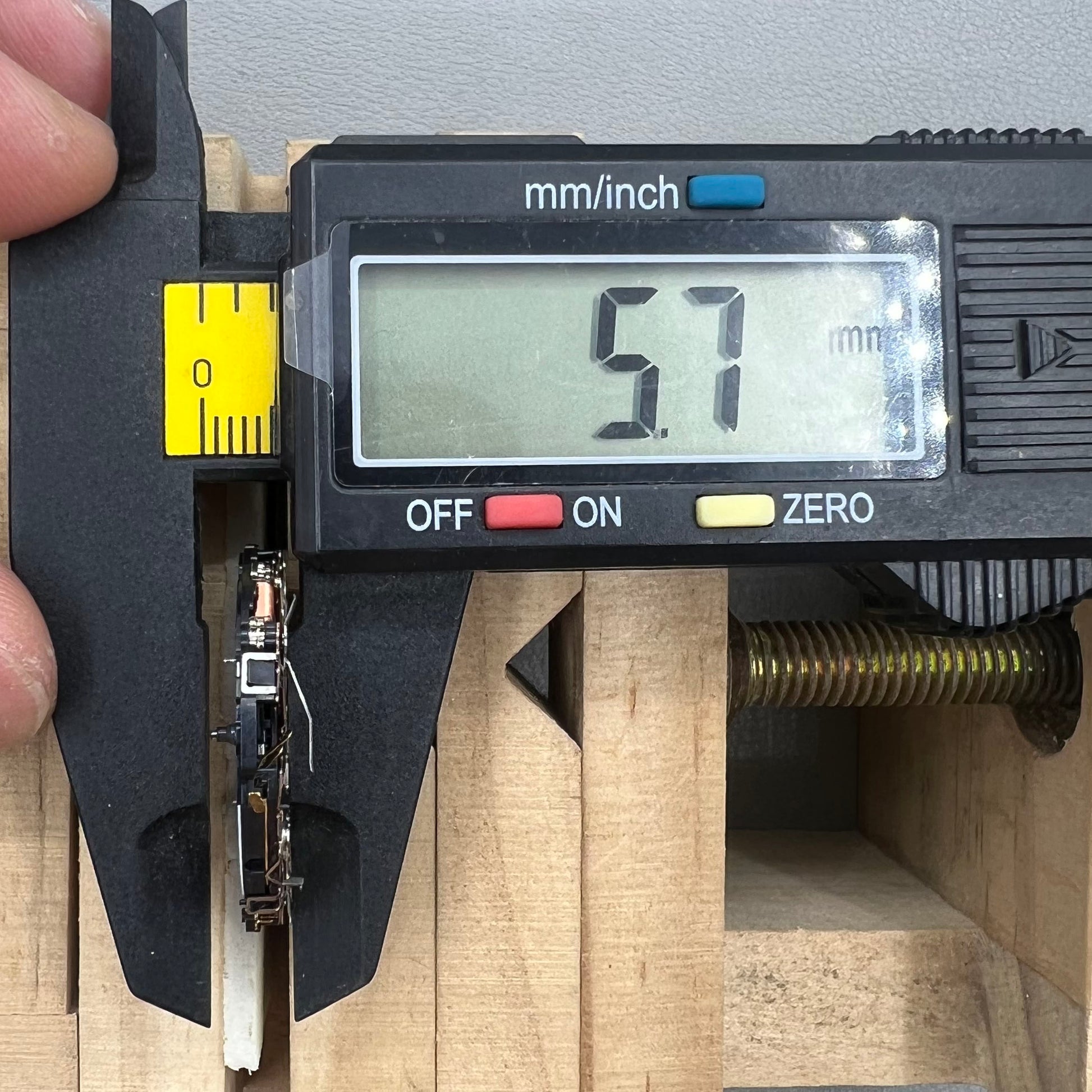 Seiko 7T85A quartz watch movement showcasing precision Japan-made craftsmanship for watch accessories.