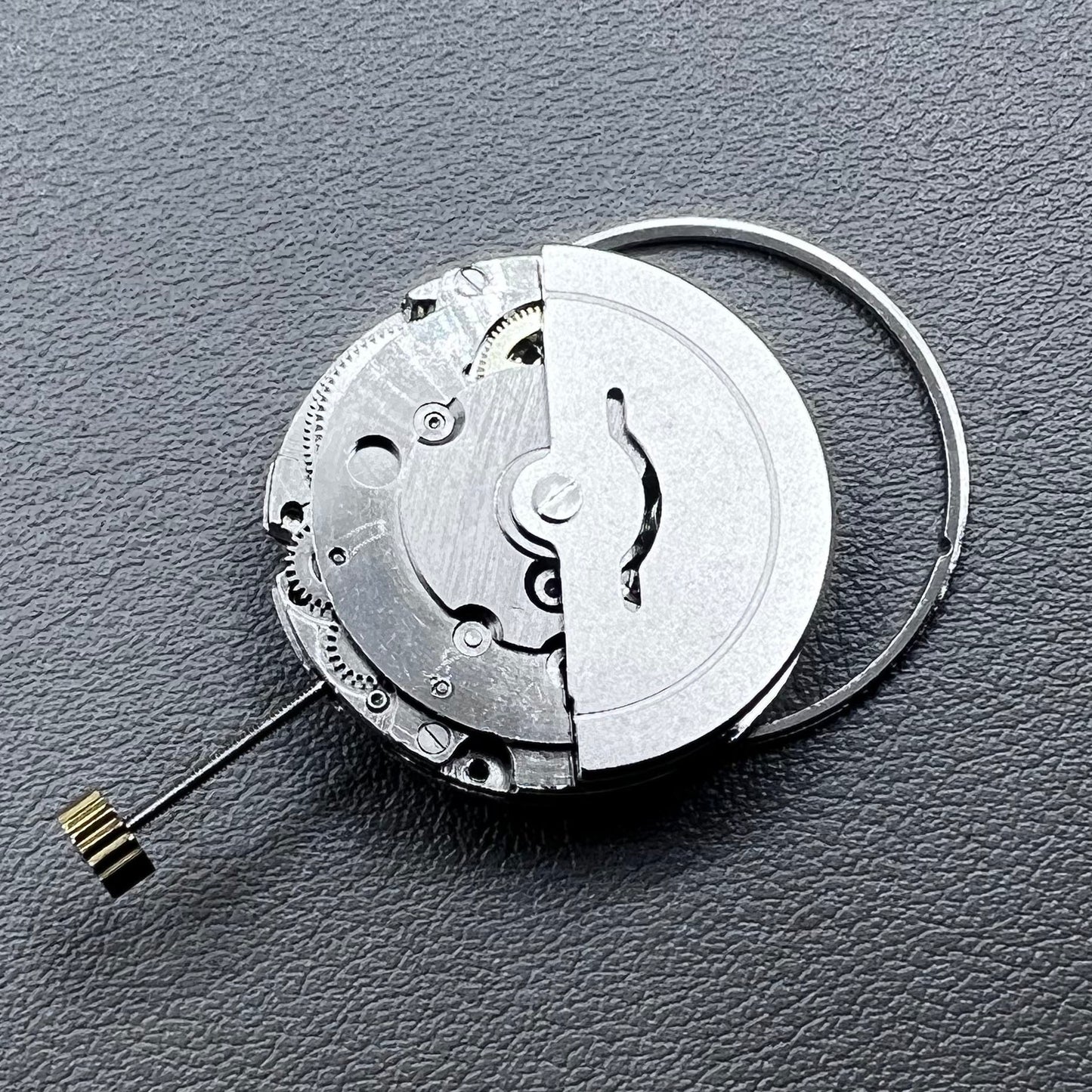 Silver GMT watch with mechanical movement, white dial, day-date calendar at 6 o?clock ? classic design for precise timekeeping.