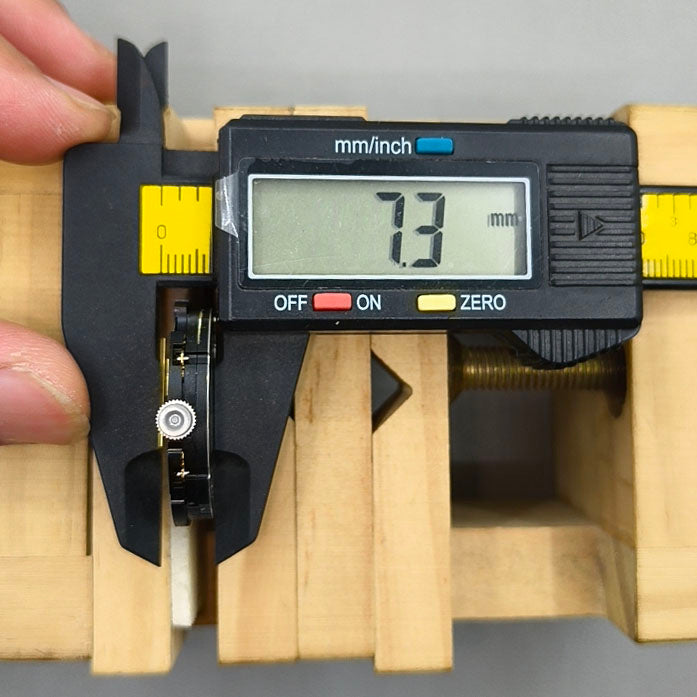 Swiss Black Disk ETA G10.212 Watch Quartz Movement 3 Hands Date@4.5