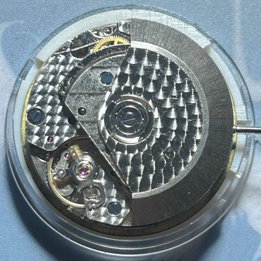 China Made Dandong 7750 mechanical watch movement with small second at 9 and date at 3.