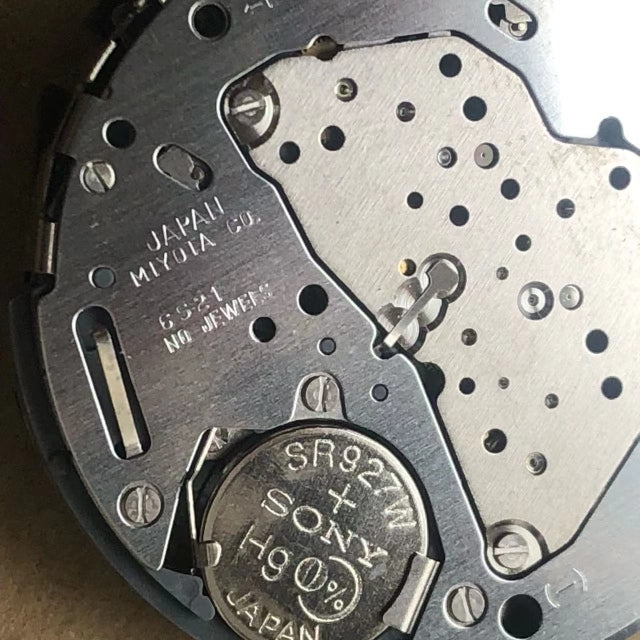 Miyota 6S21 quartz movement with black disk calendar for watch repairs and replacements.