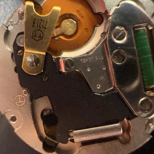 France Made 7121B quartz movement watch part with single calendar and three hands for precise timekeeping.