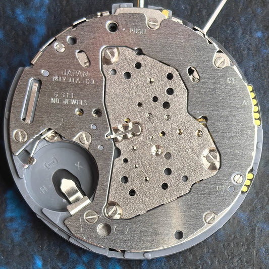 Miyota 6S11 quartz watch movement with 5 hands and date window at 3, for precise timekeeping