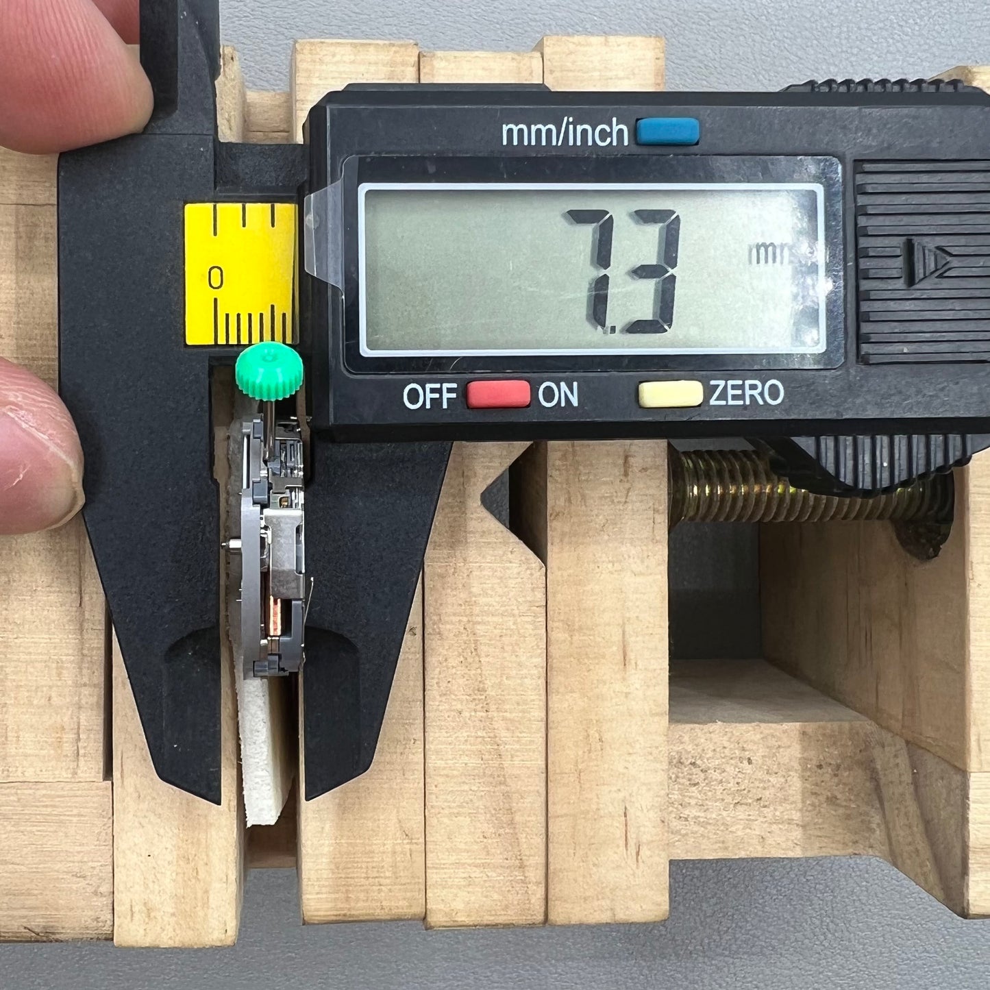 Japan Miyota FS16 quartz watch movement with date at 3 o'clock, single calendar, precise timekeeping.