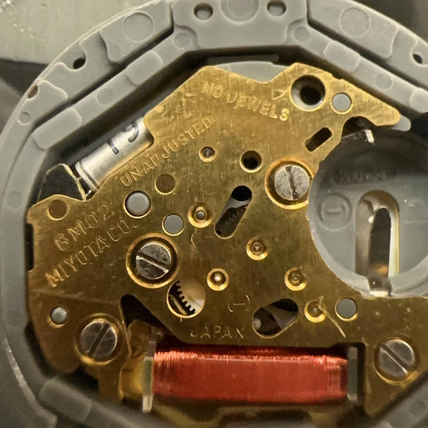 Japan-made Miyota 6M02 quartz watch movement with white double calendar disk displaying date at 6 o'clock, ideal for precise timekeeping.