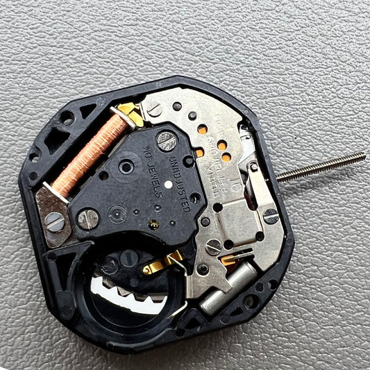 YL44A Quartz watch movement with double calendar and 3 hands, branded for precise timekeeping.