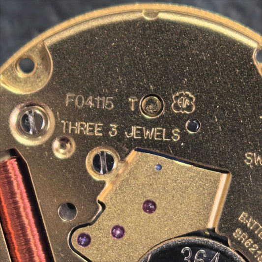 Swiss Made ETA F04.115 quartz watch movement with three hands and date display at 3 o?clock