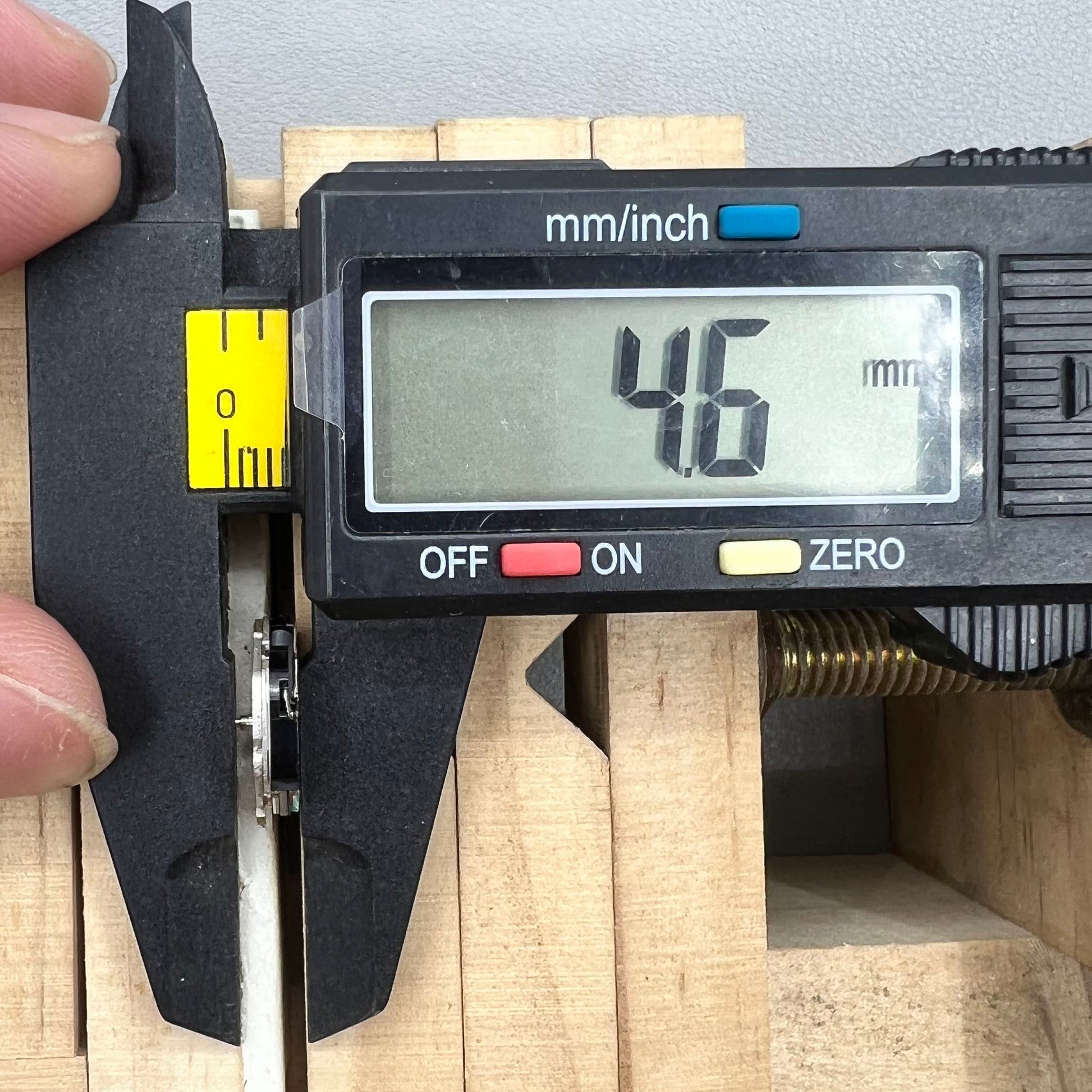 Japan Morioka Tokei V252A quartz watch movement with 2 hands and small second, precise timekeeping.