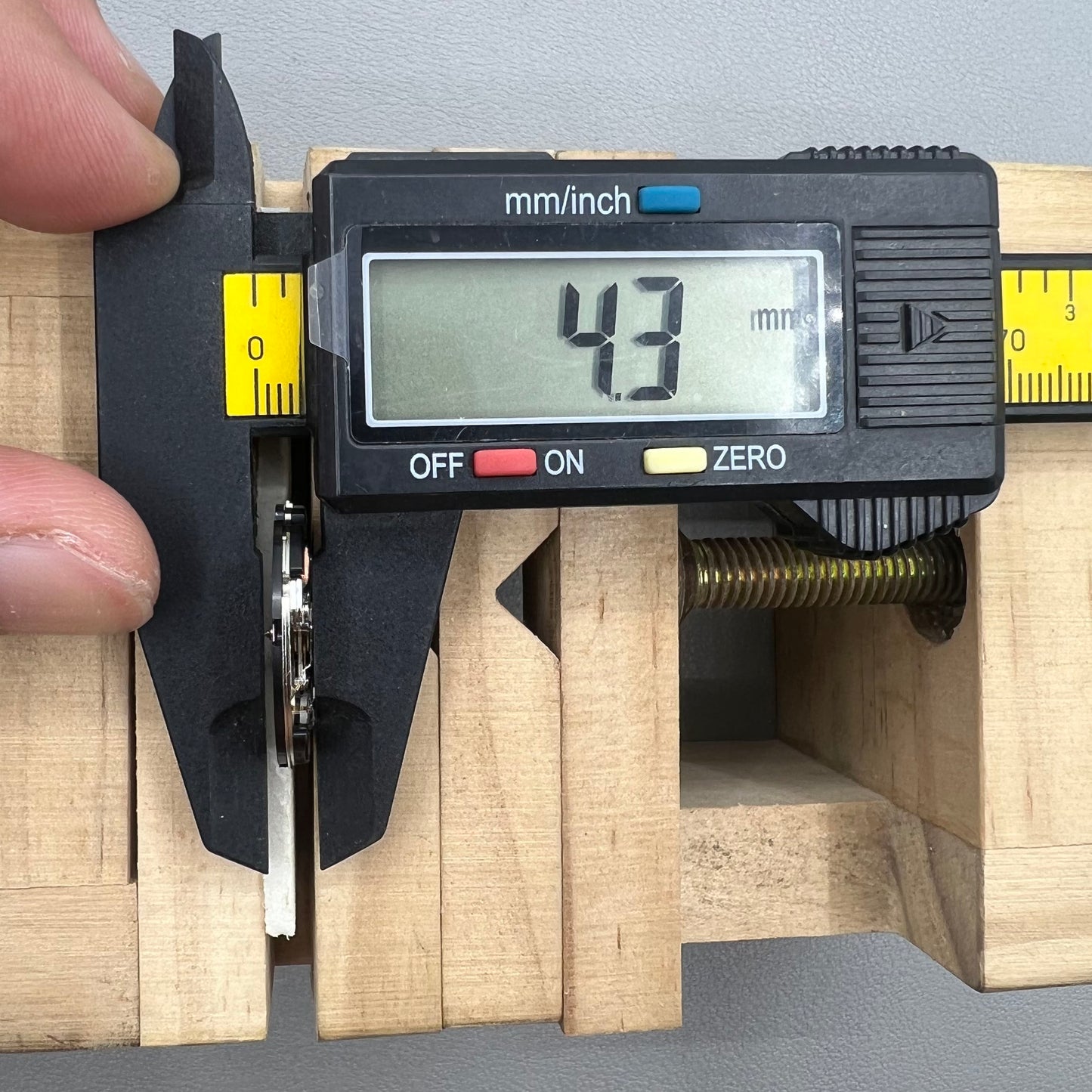 Swiss Ronda 708 quartz watch movement with date display at 6 o?clock for precise timekeeping.