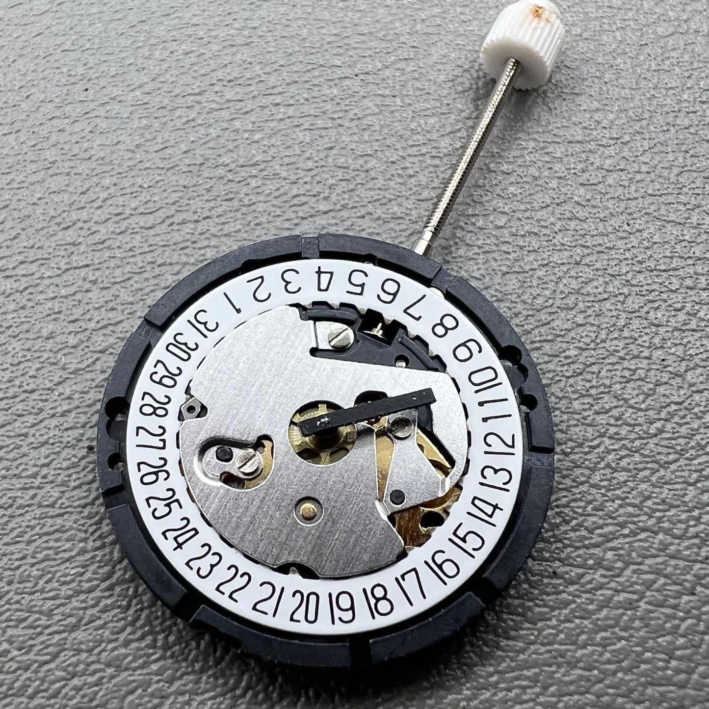 Swiss ISA 338 quartz watch movement with date at 6 o'clock and three hands, ideal for watch accessories.