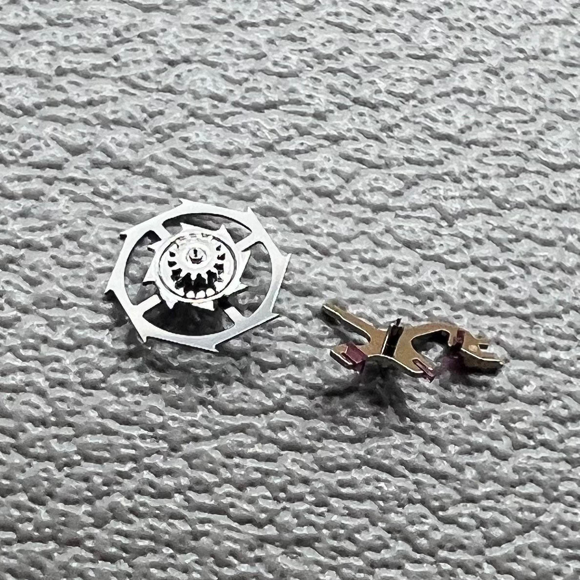 Pallet fork and escape wheel set for Omega 8500A movement, ensuring precise timekeeping and durability.