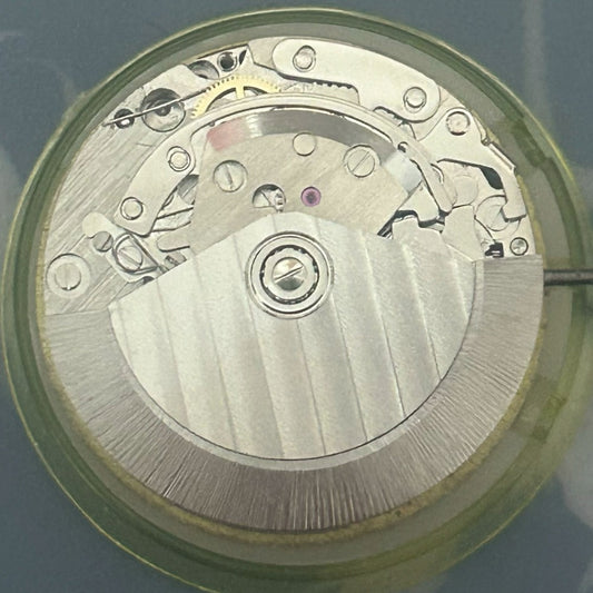 Dandong 7750 mechanical watch movement with small seconds at 6/9 and date at 3 for precise timekeeping.