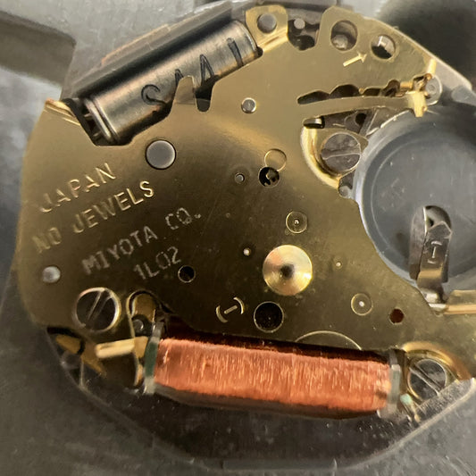 Miyota 1L02 quartz watch movement with double calendar date at 6, Japan made for repair parts.