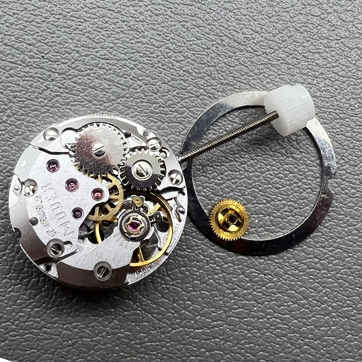 Swiss Made ETA2660 hand-winding mechanical watch movement with 3 hands, 28800 bph precision.
