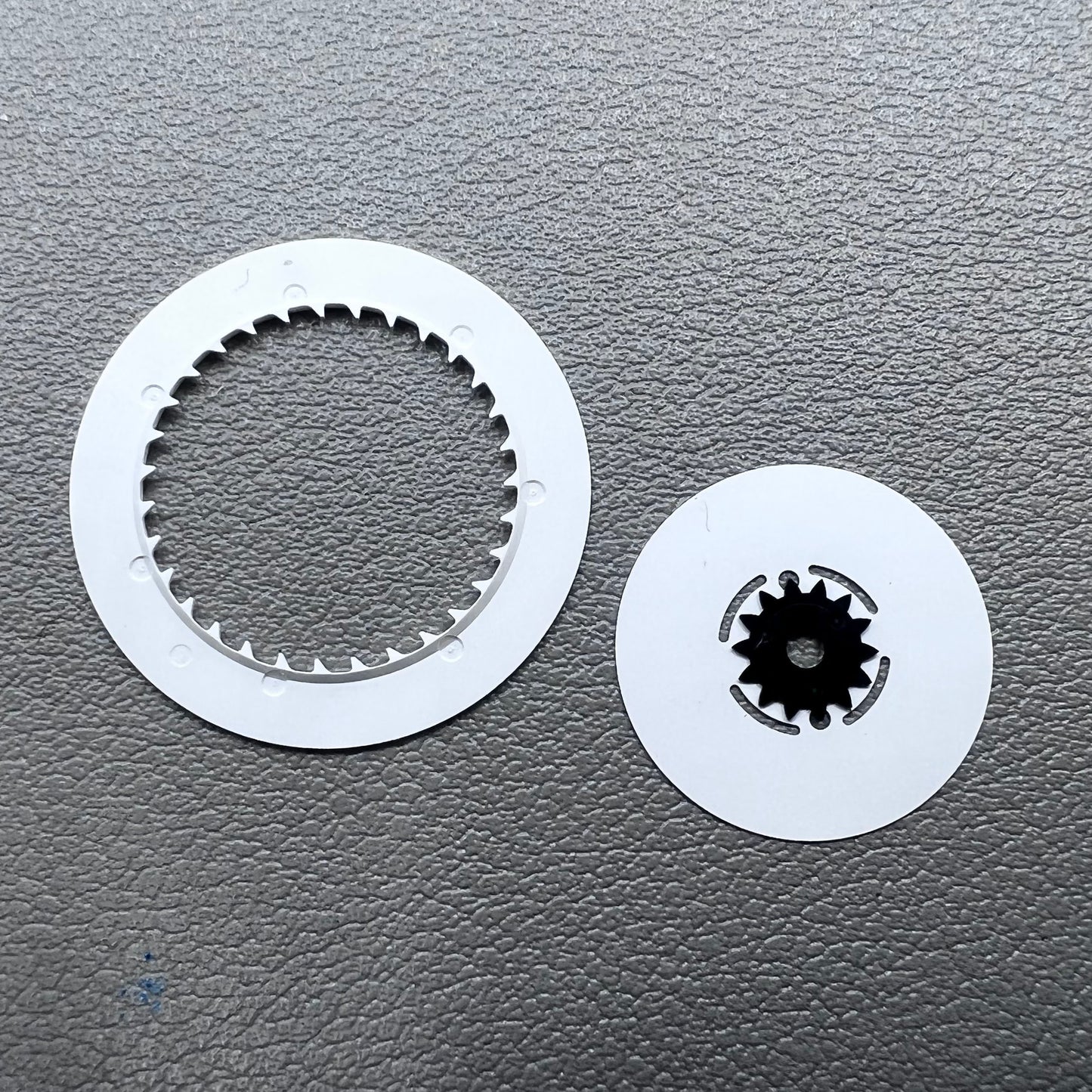White date disk with Roman and English fonts for NH36 watch movement by Crown@3.8, precise calendar function.