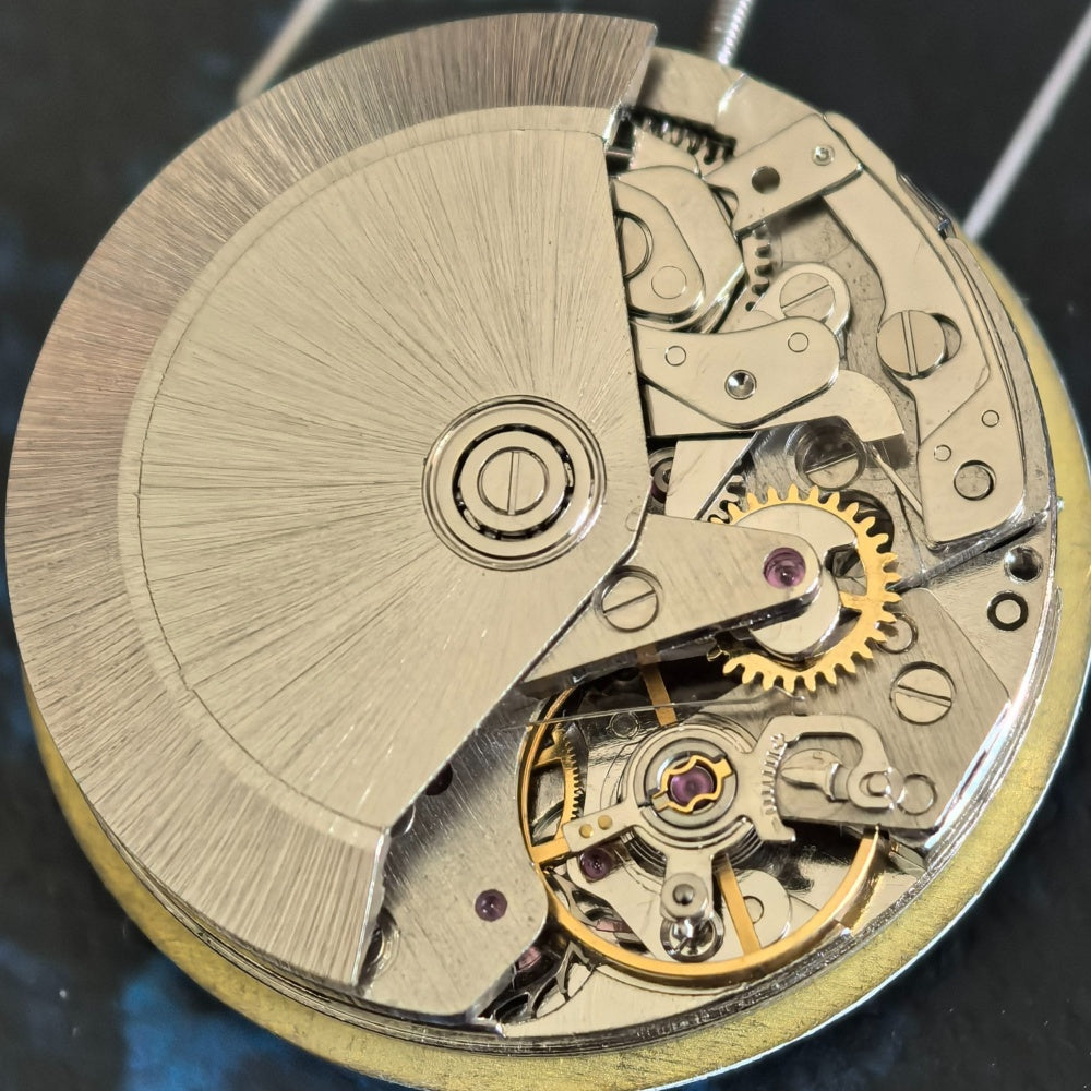 Chinese Dandong 7750 mechanical watch movement with 21600 frequency and small seconds at 9 o?clock for precision timekeeping