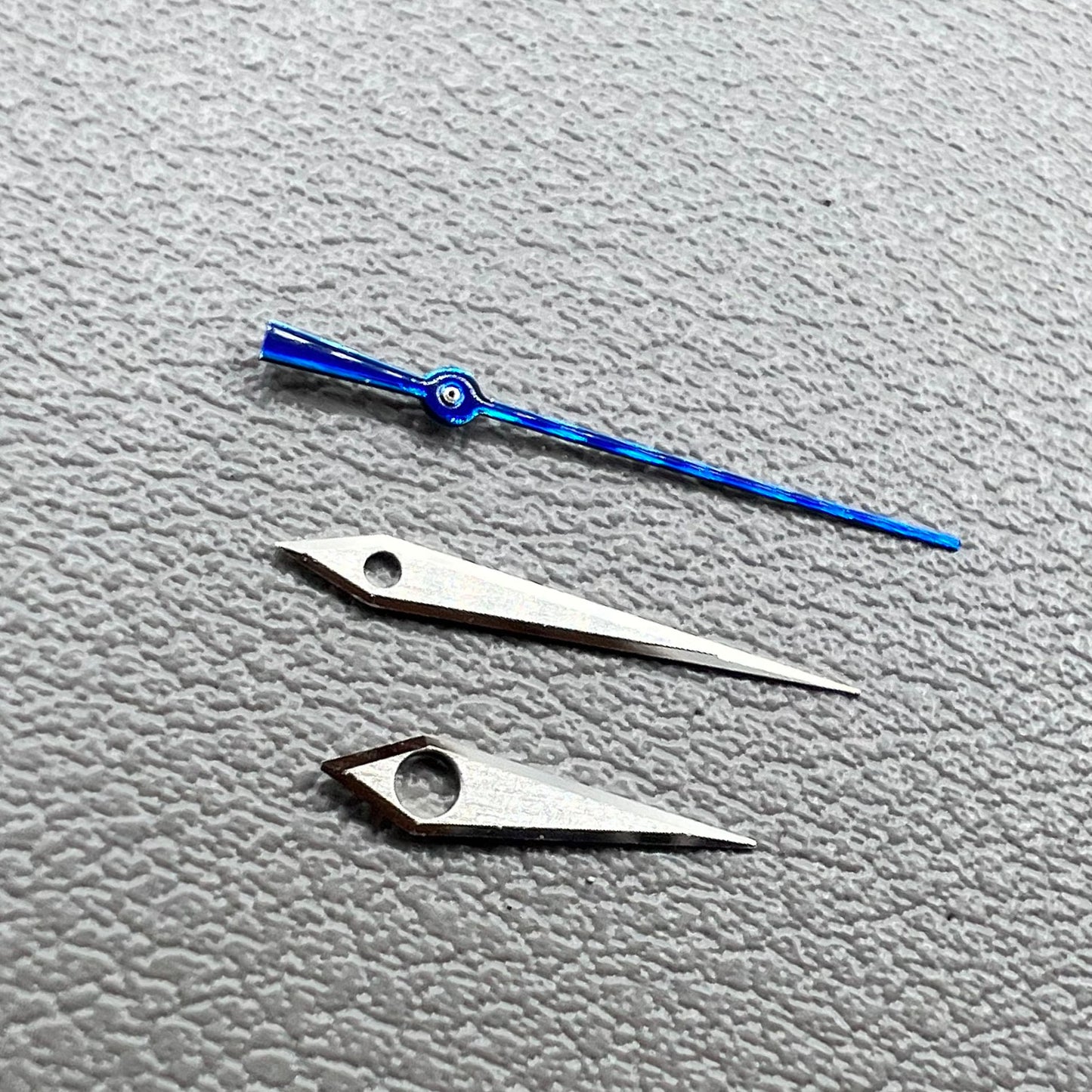 Aiguilles de montre argentées brossées avec bordure bleue, sans luminescence, 12,5 mm, pour NH35/36