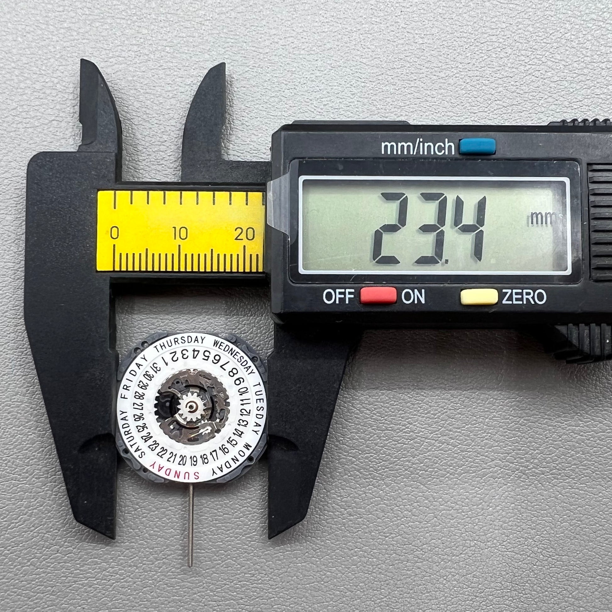 Japan Hattori Epson VJ45B quartz watch movement with date at 6 o'clock and day at 12 position.