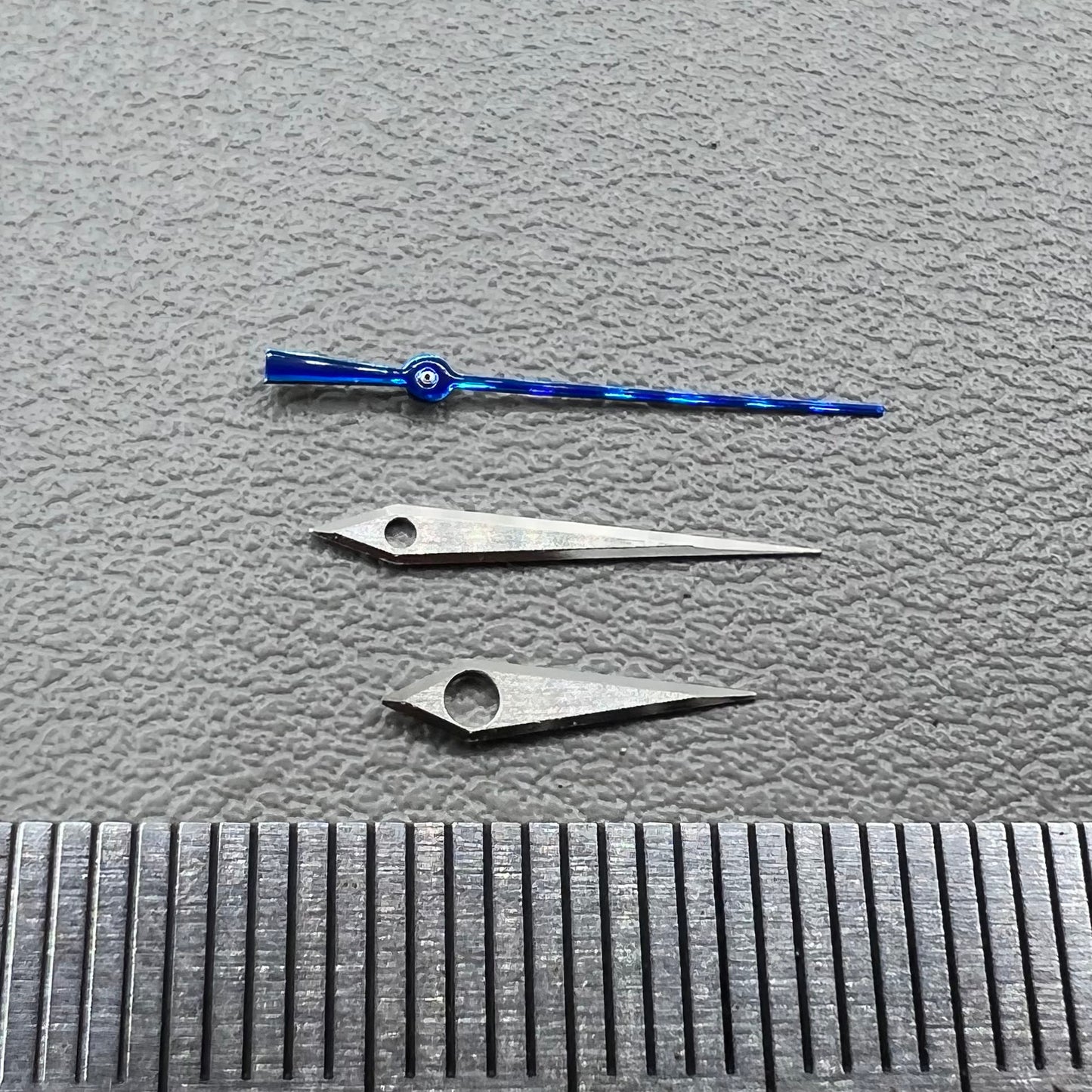Aiguilles de montre argentées brossées avec bordure bleue, sans luminescence, 12,5 mm, pour NH35/36