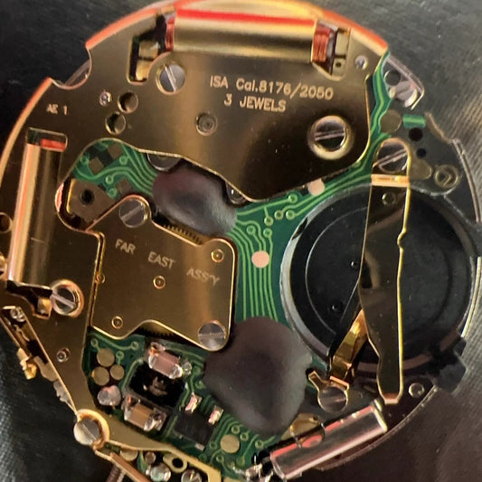 Swiss Made ISA 8176/2050 quartz watch movement with multifunctional small second at 2 o'clock, perfect for precise timekeeping.