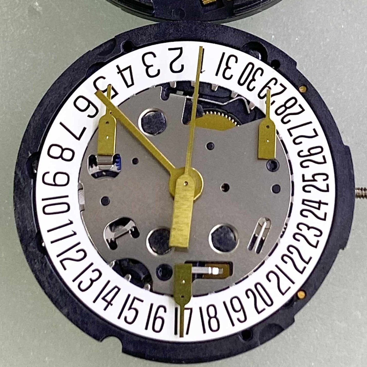 Swiss Made ETA G15.212 quartz watch part with date display at 6 o?clock, compatible replacement for G15.211.