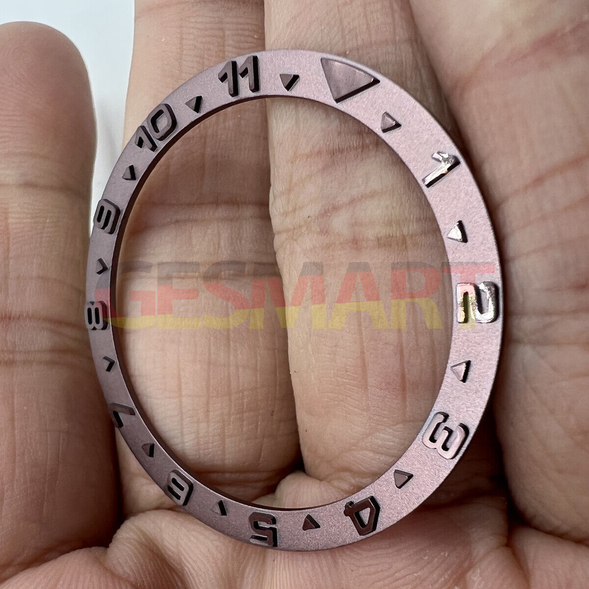 Lunette de montre convexe en métal marron de 38 mm avec chiffres en relief noirs pour la série Yacht