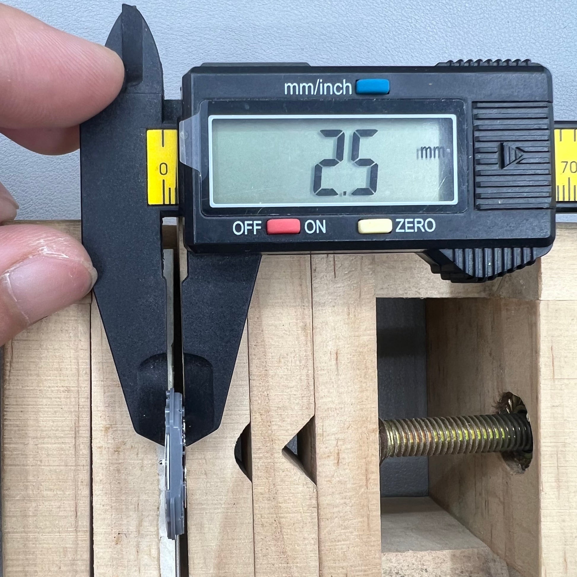 Japan Hattori Epson VJ45B quartz watch movement with date at 6 o'clock and day at 12 position.