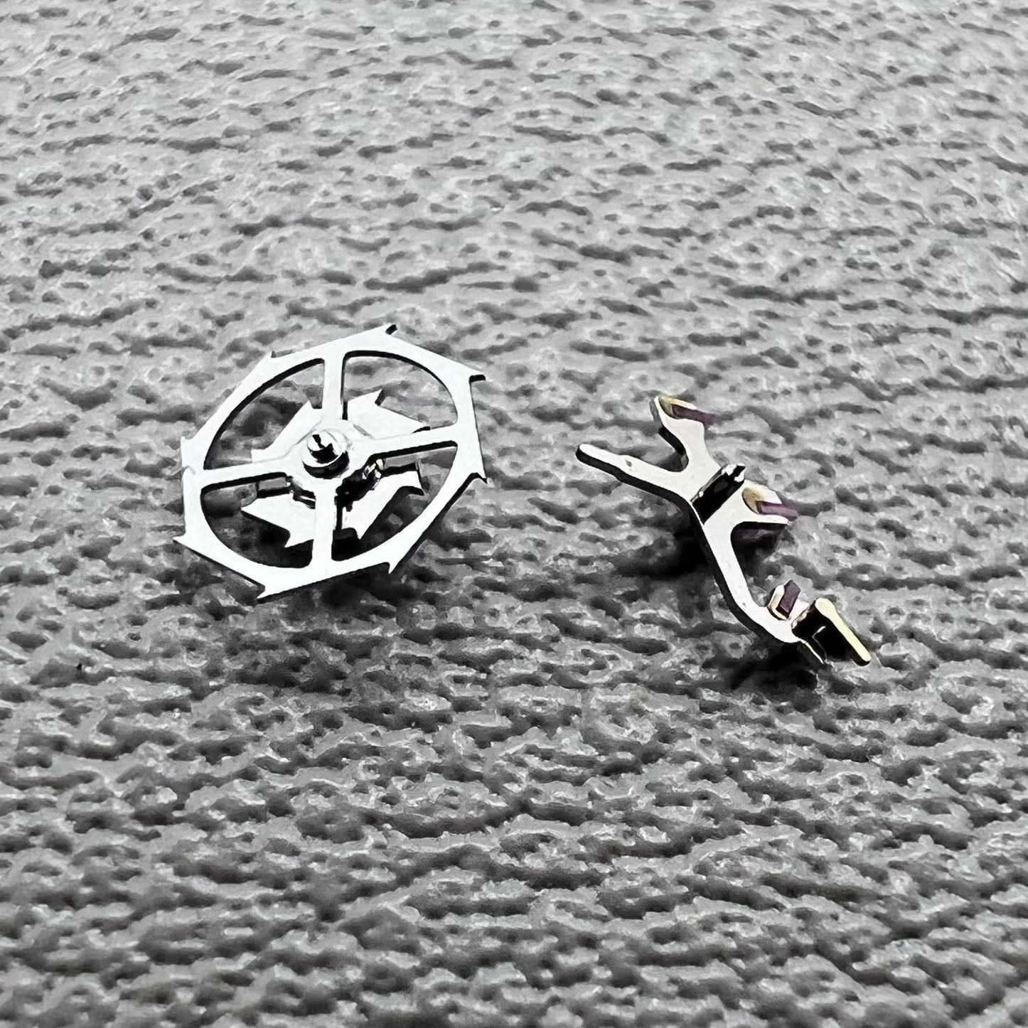 Pallet fork and escape wheel set for Omega 8500A movement, ensuring precise timekeeping and durability.