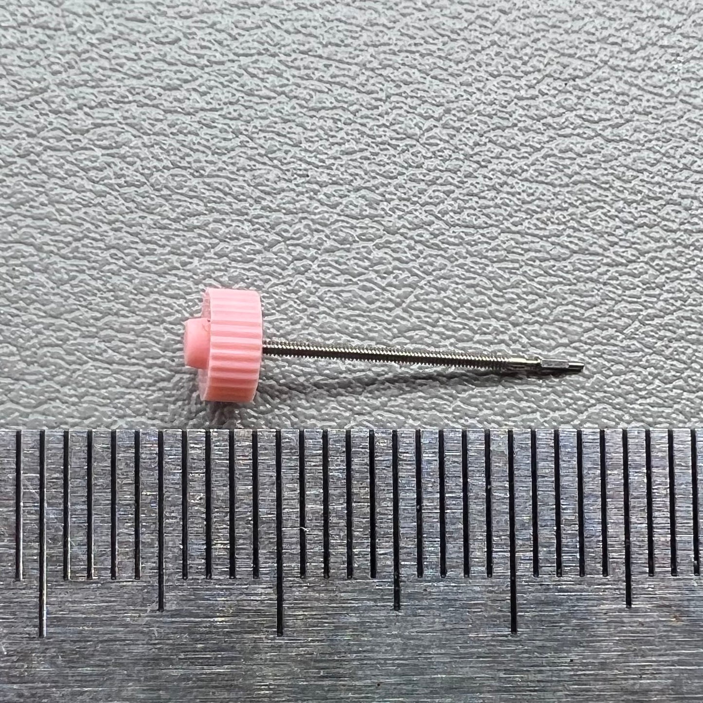 1. Five generic watch winding stems for 732/1032 movement, ideal for repairs and replacements.