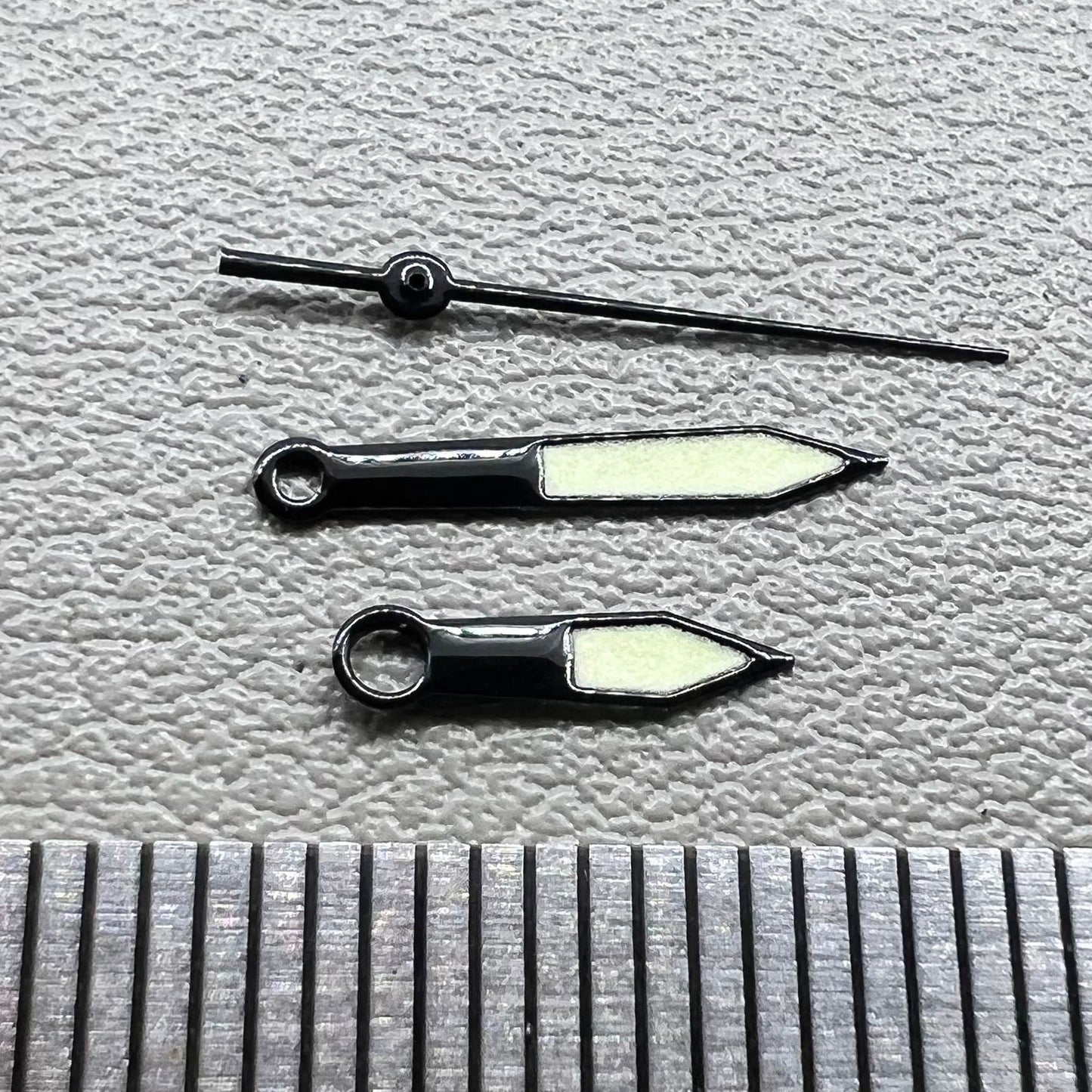 Grünes Lume Zeigerset mit schwarzer Umrandung für Miyota 8215 8205 ETA 2824