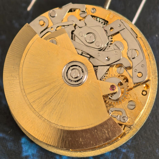Chinese Dandong 7750 mechanical watch movement with 21600 frequency and small second at 9 o?clock for precision timekeeping
