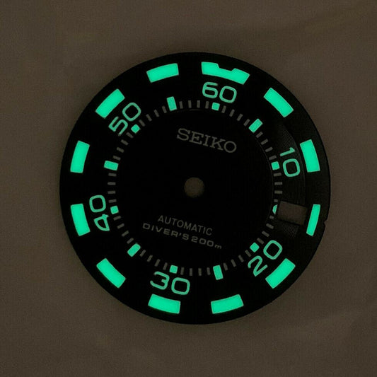 Green luminous 28.50mm watch dial, compatible with NH35/NH36 movement for enhanced visibility.