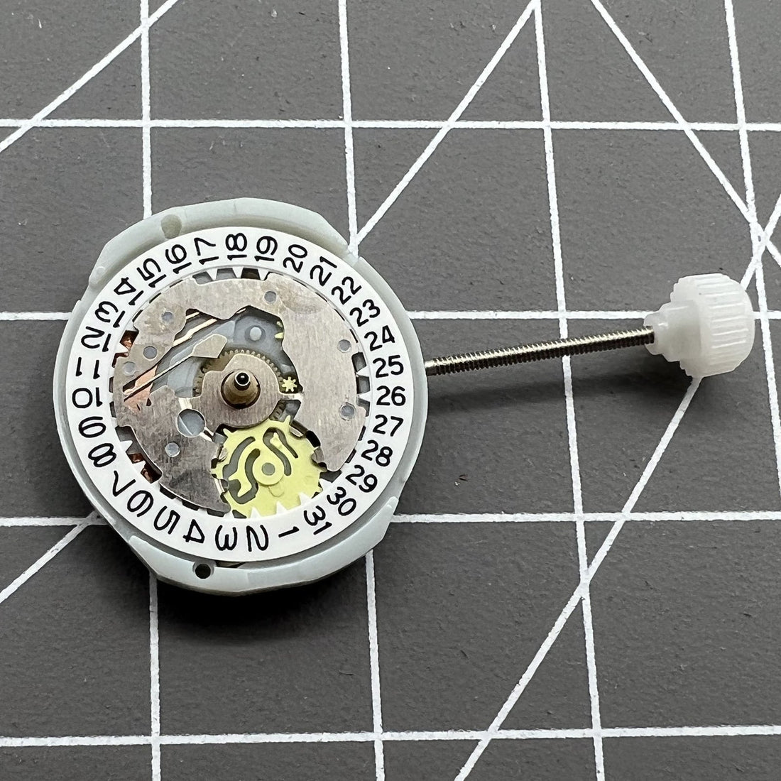Sunon PE25 quartz watch movement with 3 hands and date display at 3 o'clock for replacements