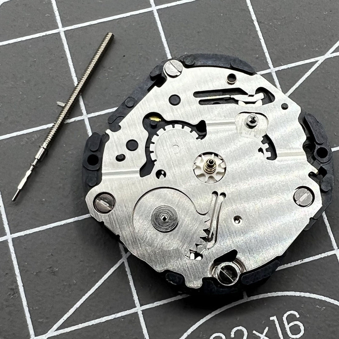 Japan Made Hattori Epson VX3PE quartz watch movement suitable for precise timekeeping in watch accessories.