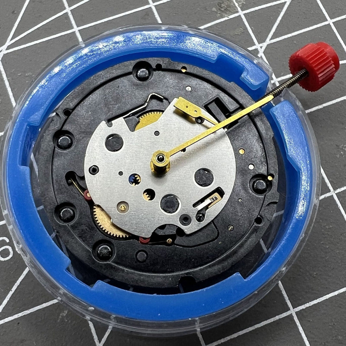 Swiss Made ETA G15.562 quartz watch movement with 3 hands for precise timekeeping.