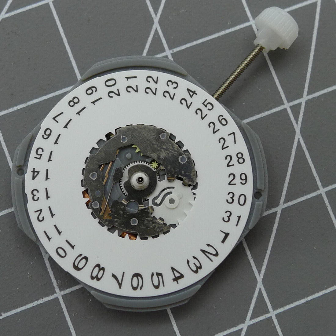 Sunon PE27 quartz watch with date display and three-hand movement, elegant and precise accessory.