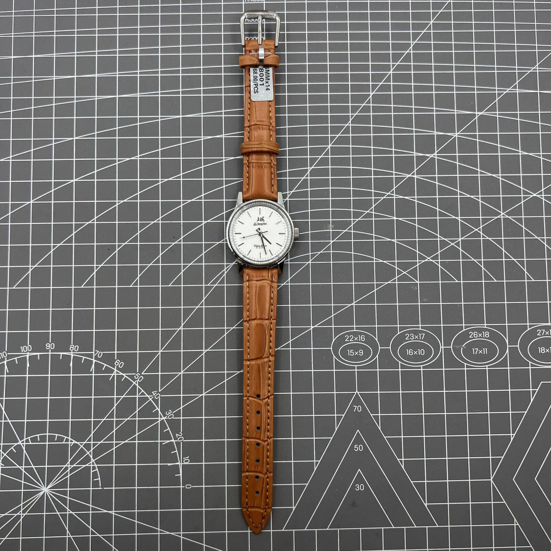 Shanghai Factory 32mm manual mechanical watch with 19 jewels, shock-resistant movement, classic design.