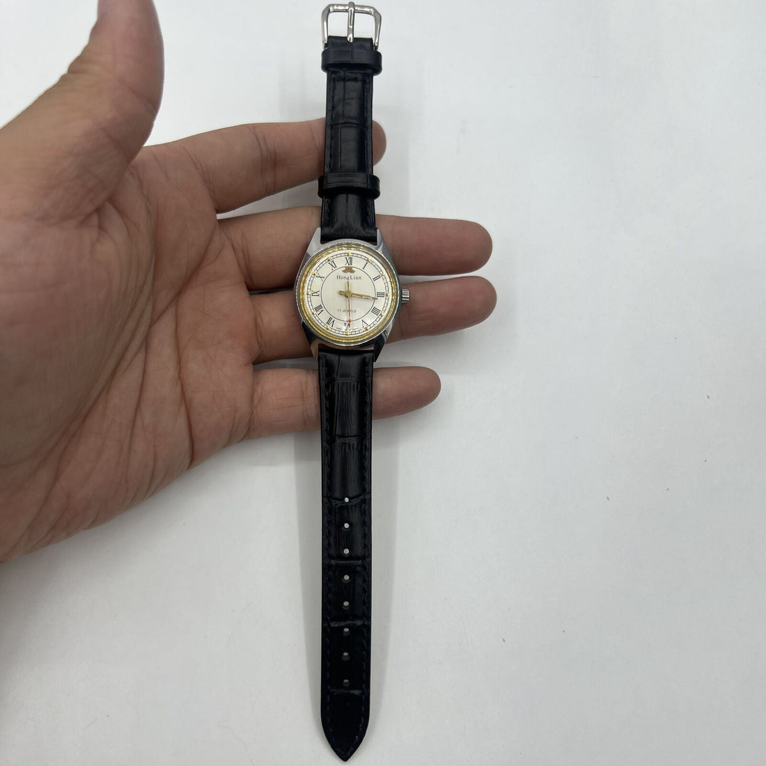 HONGLIAN 32mm manual mechanical watch with 17 jewels and Roman numeral dial, perfect for watch enthusiasts.
