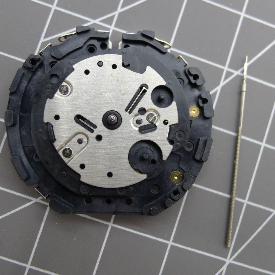 Japan-made Hattori Epson TMI VL57A quartz watch movement for precise timekeeping and durable performance.