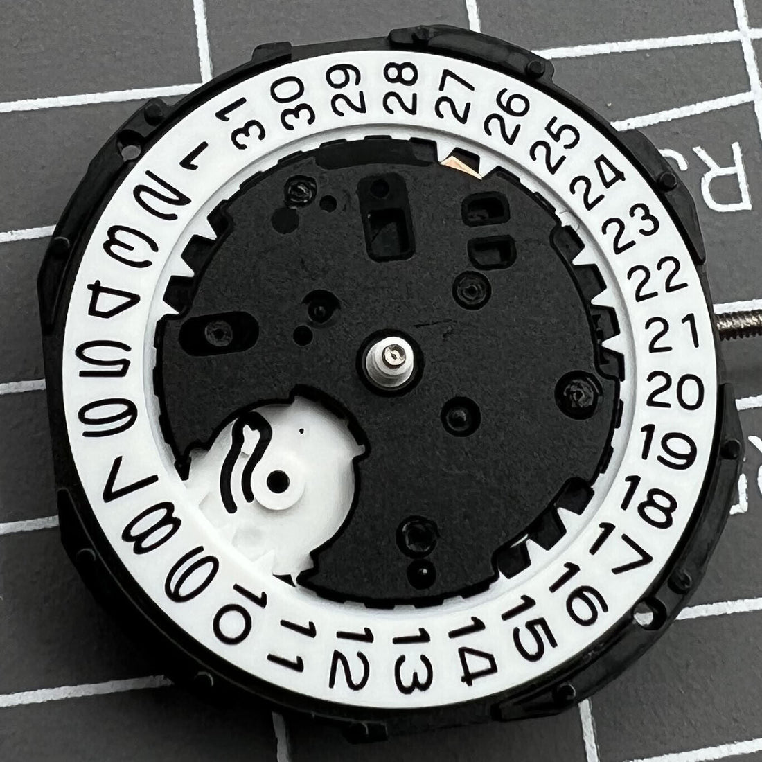 Sunon PE46 quartz watch movement with 2 hands, date display at 3 o'clock, precision timekeeping.
