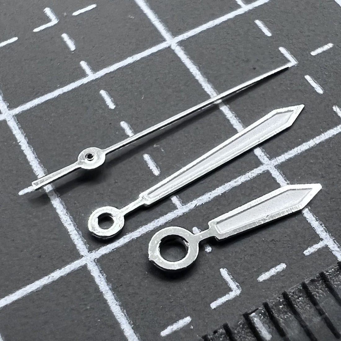 White arrow-shaped watch hands set for Miyota 2035 quartz movement, ideal for watch repairs and customization.