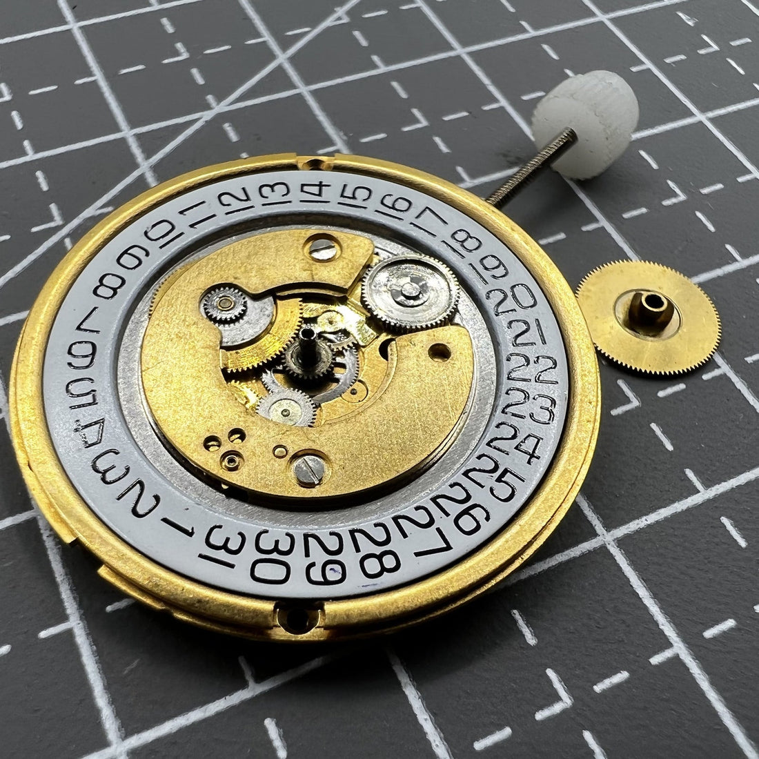 ETA255.461 Swiss quartz watch movement with three hands and single date at 4 o'clock for precise timekeeping.