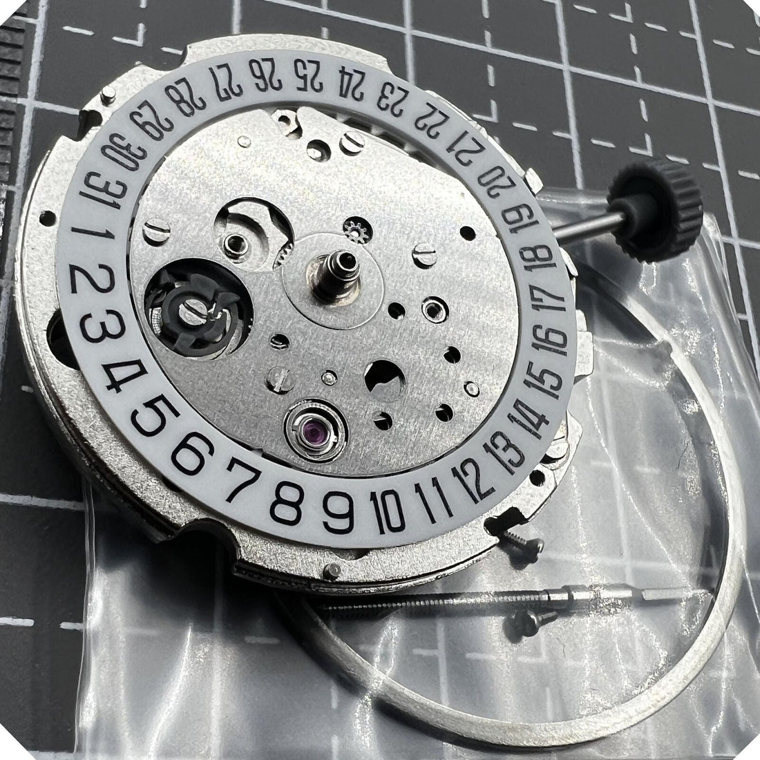 Miyota/Citizen 8215 automatic watch movement with white dial and date at 6 o'clock for precise timekeeping