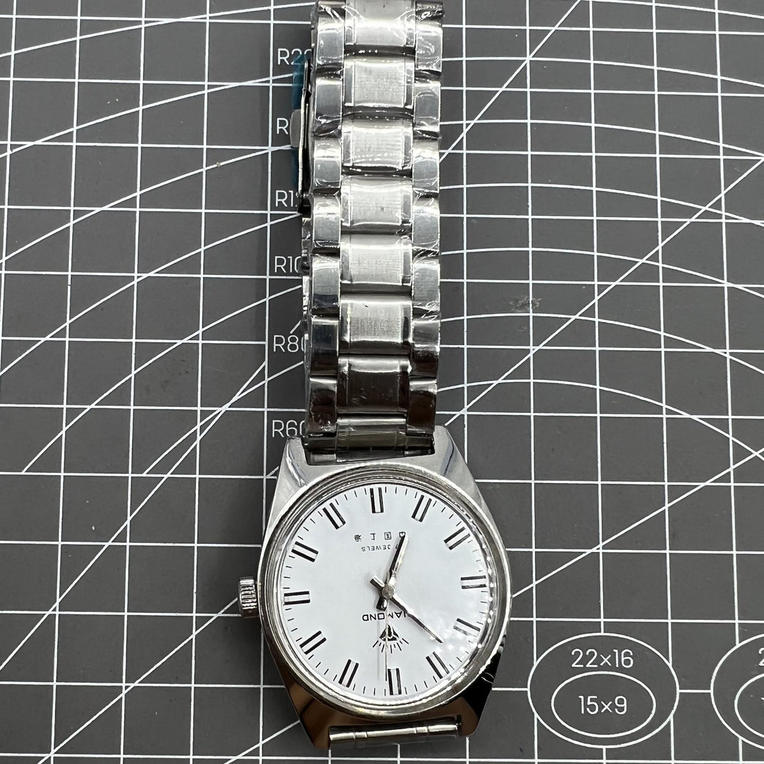 38mm Shanghai Diamond manual watch with white dial, silver case, 17 jewels for precise timekeeping.